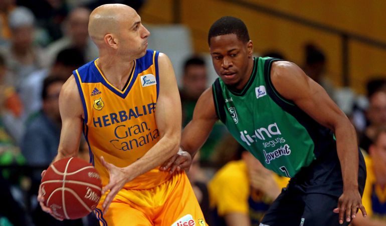 El base Albert Oliver trata de aguantar el balón ante la presión de James Smith, jugador del Juventut. El base Albert Oliver trata de aguantar el balón ante la presión de James Smith, jugador del Juventut.