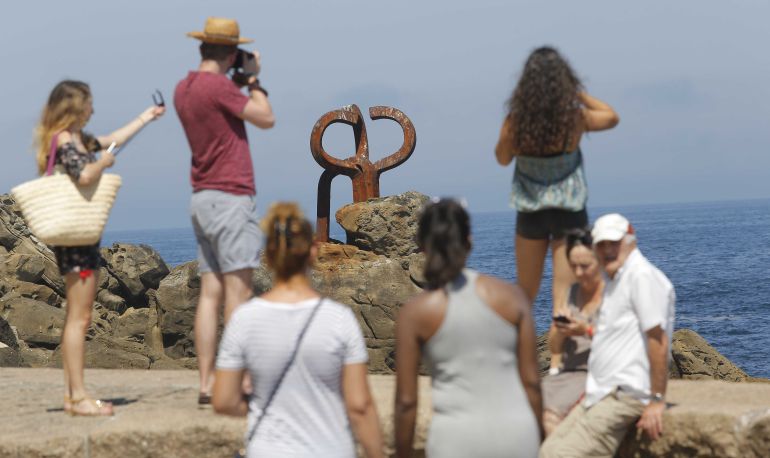 Turistas fotografiando el Peine del Viento Turistas fotografiando el Peine del Viento