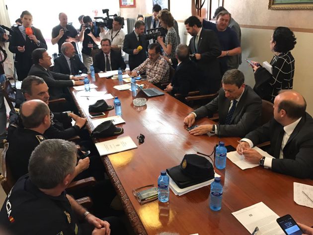 Reunión de los integrantes del dispositivo de seguridad esta tarde, que ha estado presidida por el delegado de Seguridad, Movilidad y Fiestas Mayores, Juan Carlos Cabrera del Ayuntamiento de Sevilla, y el subdelegado del Gobierno central en Sevilla, Ricardo Gil-Toresano. Reunión de los integrantes del dispositivo de seguridad esta tarde, que ha estado presidida por el delegado de Seguridad, Movilidad y Fiestas Mayores, Juan Carlos Cabrera del Ayuntamiento de Sevilla, y el subdelegado del Gobierno central en Sevilla, Ricardo Gil-Toresano.