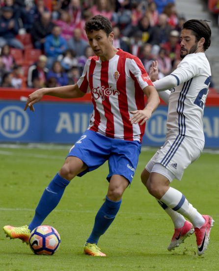 Mikel Vesga resiste la presión de Isco. Mikel Vesga resiste la presión de Isco.