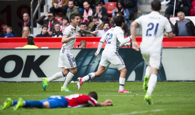 Isco celebra el tercer gol del Real Madrid en El Molinón. Isco celebra el tercer gol del Real Madrid en El Molinón.