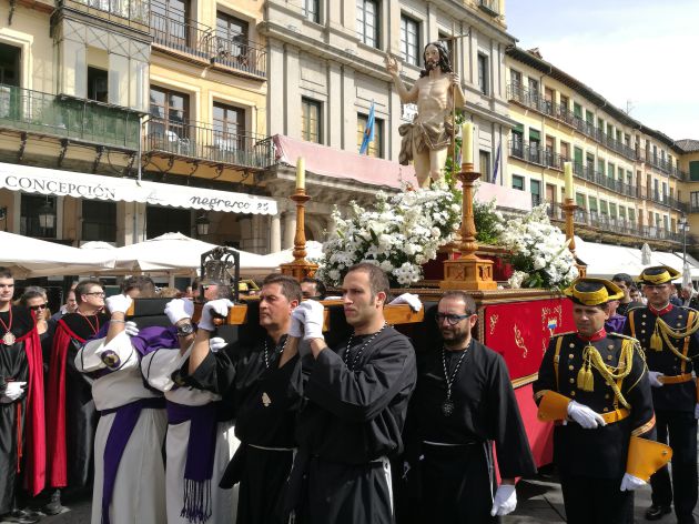 Cargadores de las cofradías portan la imagen del Cristo Resucitado Cargadores de las cofradías portan la imagen del Cristo Resucitado