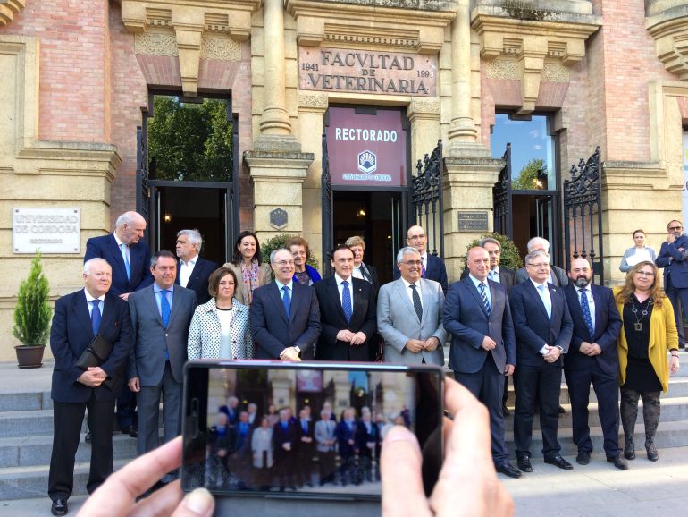Autoridades y ponentes del Congreso "Córdoba Ciudad de Encuentro y de Diálogo" Autoridades y ponentes del Congreso "Córdoba Ciudad de Encuentro y de Diálogo"