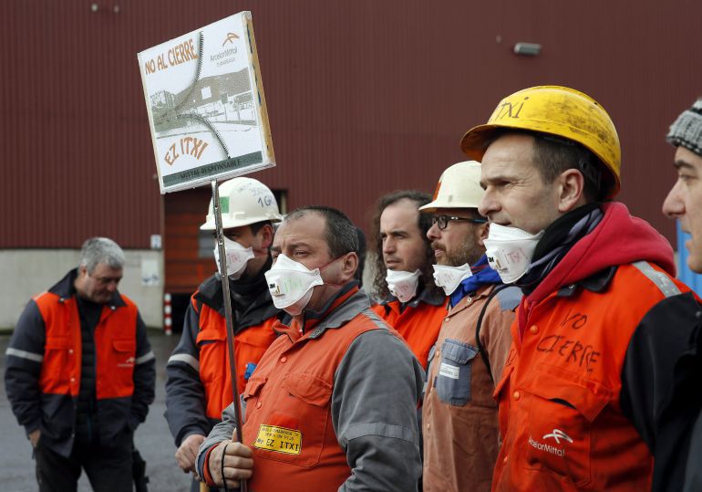 Varios trabajadores de Arcelor Mittal se concentra este jueves a las puertas de la factoría de Zumárraga. Varios trabajadores de Arcelor Mittal se concentra este jueves a las puertas de la factoría de Zumárraga.