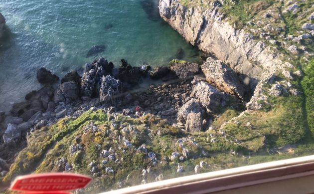 El helicóptero del Gobierno de Cantabria ha llevado a cabo el rescate del menor. El helicóptero del Gobierno de Cantabria ha llevado a cabo el rescate del menor.