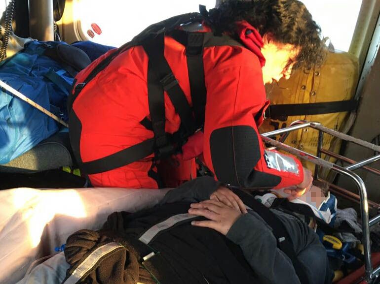 Los servicios médicos del helicóptero han estabilizado al menor para su traslado al aeropuerto Seve-Ballesteros, donde le esperaba una UVI móvil. Los servicios médicos del helicóptero han estabilizado al menor para su traslado al aeropuerto Seve-Ballesteros, donde le esperaba una UVI móvil.