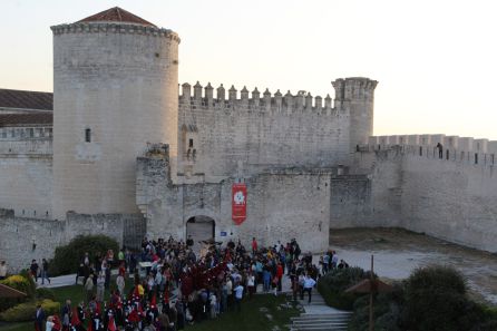 El público se congrega junto al castillo de Cuéllar para contemplar la salida del Cristo de San Gil desde la fortaleza en la procesión de Jueves Santo El público se congrega junto al castillo de Cuéllar para contemplar la salida del Cristo de San Gil desde la fortaleza en la procesión de Jueves Santo