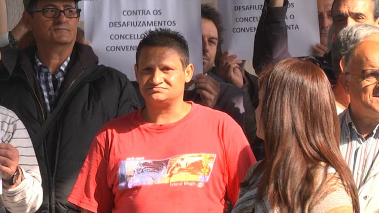 Juan, acompañado por miembros de la FAVEC ante el juzgado Juan, acompañado por miembros de la FAVEC ante el juzgado