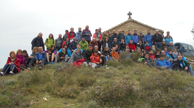 Foto de familia de los participantes, con la ermita navarra al fondo Foto de familia de los participantes, con la ermita navarra al fondo
