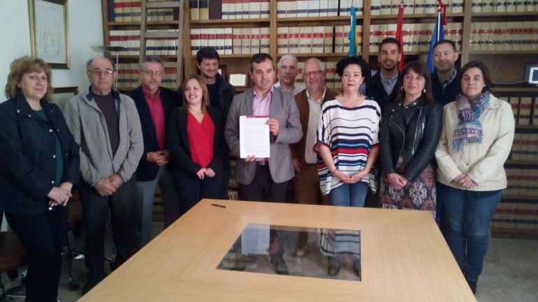 Alcaldes y concejales de la comarca unidos Alcaldes y concejales de la comarca unidos