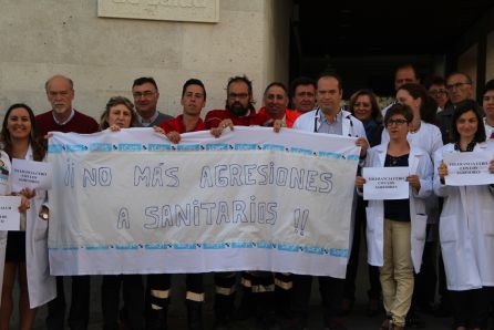 Pancarta y carteles de 'Tolerancia cero contra las agresiones' Pancarta y carteles de 'Tolerancia cero contra las agresiones'