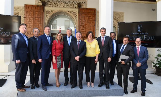 Autoridades y miembros del grupo francés tras la presentación del proyecto Autoridades y miembros del grupo francés tras la presentación del proyecto