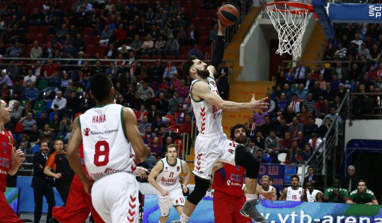 Shengelia se dispone a realizar un mate ante la miranda de Hanga, Blazic y Teodosic. Shengelia se dispone a realizar un mate ante la miranda de Hanga, Blazic y Teodosic.