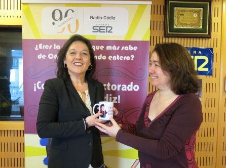 Marieta Cantos entrega a María Jesús Orihuela la taza del Doctorado Marieta Cantos entrega a María Jesús Orihuela la taza del Doctorado