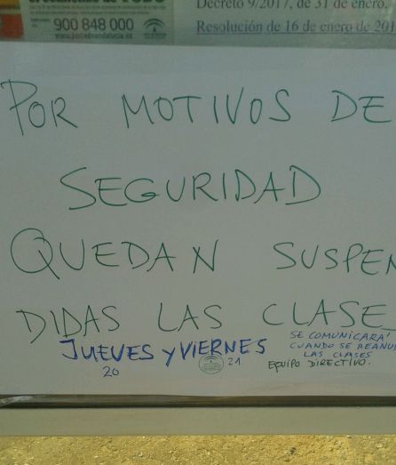 Cartel que se mostraba este jueves en la puerta del colegio jerezano de La Unión Cartel que se mostraba este jueves en la puerta del colegio jerezano de La Unión