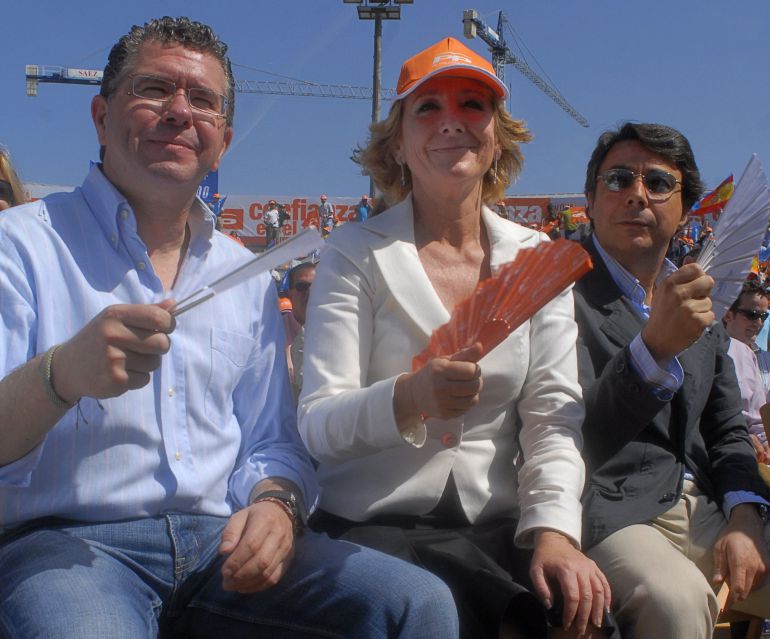 Esperanza Aguirre, acompañada de Ignacio González y Francisco Granados en una imagen del 12 de mayo de 2007. Esperanza Aguirre, acompañada de Ignacio González y Francisco Granados en una imagen del 12 de mayo de 2007.