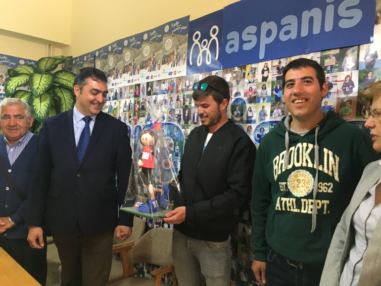 Representantes de Aspanis con el atleta Óscar Husillos en la presentación de la 38 Marcha Solidaria Representantes de Aspanis con el atleta Óscar Husillos en la presentación de la 38 Marcha Solidaria