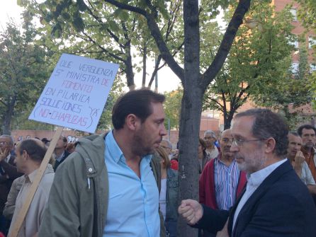 Óscar Puente y Manuel Saravia durante una de las manifestaciones contra el cierre del paso a nivel decretado por el Ministerio en septiembre de 2015 Óscar Puente y Manuel Saravia durante una de las manifestaciones contra el cierre del paso a nivel decretado por el Ministerio en septiembre de 2015