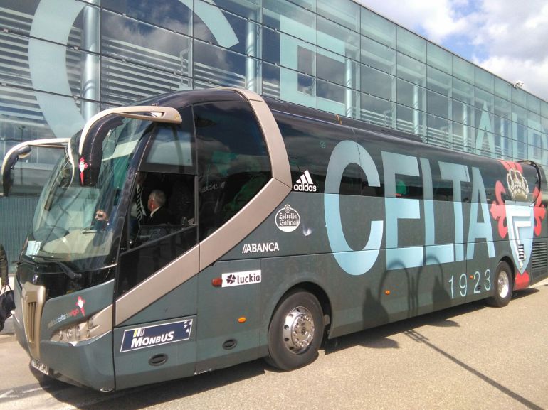 El autobús del Celta en el Aeropuerto de Lieja El autobús del Celta en el Aeropuerto de Lieja
