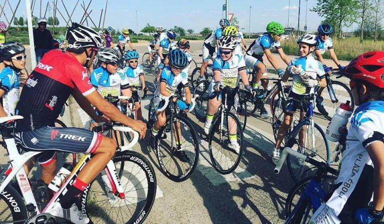 Fran Contador, el hermano de Alberto, publicaba en redes sociales esta foto del ciclista con los chavales de su Fundación Fran Contador, el hermano de Alberto, publicaba en redes sociales esta foto del ciclista con los chavales de su Fundación
