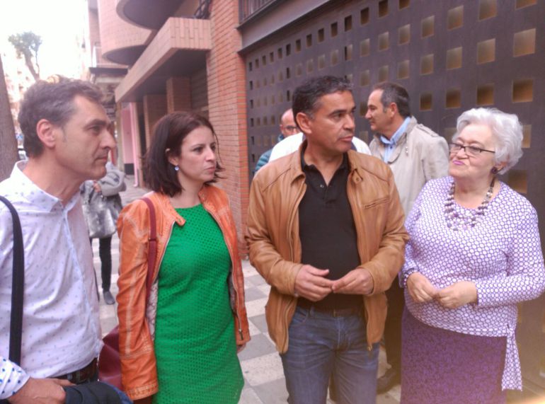 Adriana Lastra junto a Manuel González Ramos, Francisco Tierraseca y Aurora Zárate en la puerta de la sede del PSOE Adriana Lastra junto a Manuel González Ramos, Francisco Tierraseca y Aurora Zárate en la puerta de la sede del PSOE