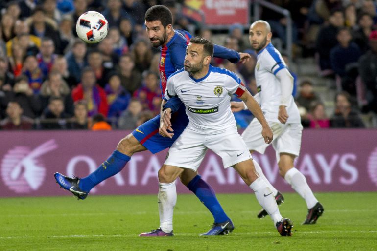 Paco Peña controla un balón ante Arda Turan, en la Copa del Rey Paco Peña controla un balón ante Arda Turan, en la Copa del Rey