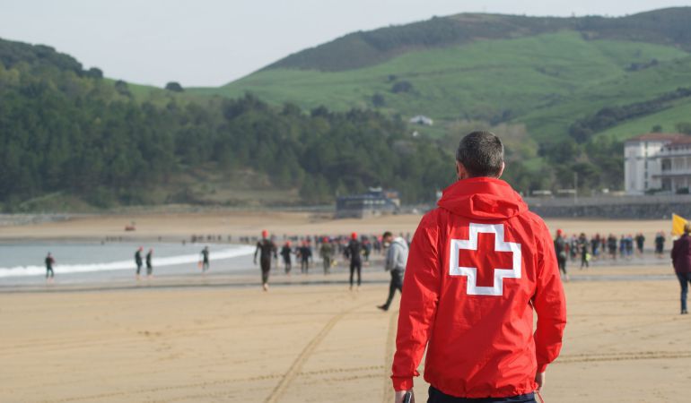 Un socorrista vigila en una playa Un socorrista vigila en una playa