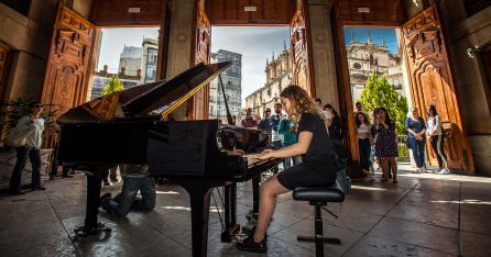 Una de las almunas de un Conservatorio Musical durante el concierto ofrecido en la Diputación. Una de las almunas de un Conservatorio Musical durante el concierto ofrecido en la Diputación.