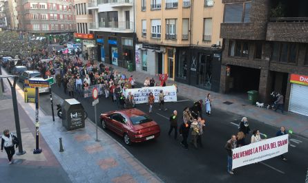 Un millar de personas se manifiestan contra las obras de la Plaza del Grano Un millar de personas se manifiestan contra las obras de la Plaza del Grano
