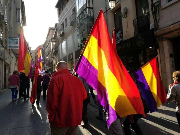 Los manifestantes con banderas tricolores por las calles del centro de la ciudad Los manifestantes con banderas tricolores por las calles del centro de la ciudad