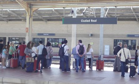 Andén de la estación de AVE en Ciudad Real Andén de la estación de AVE en Ciudad Real