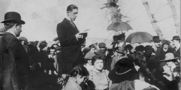 Enrique O'Kelly (en el centro) durante la fiesta del árbol de Cuenca en 1917. Enrique O'Kelly (en el centro) durante la fiesta del árbol de Cuenca en 1917.