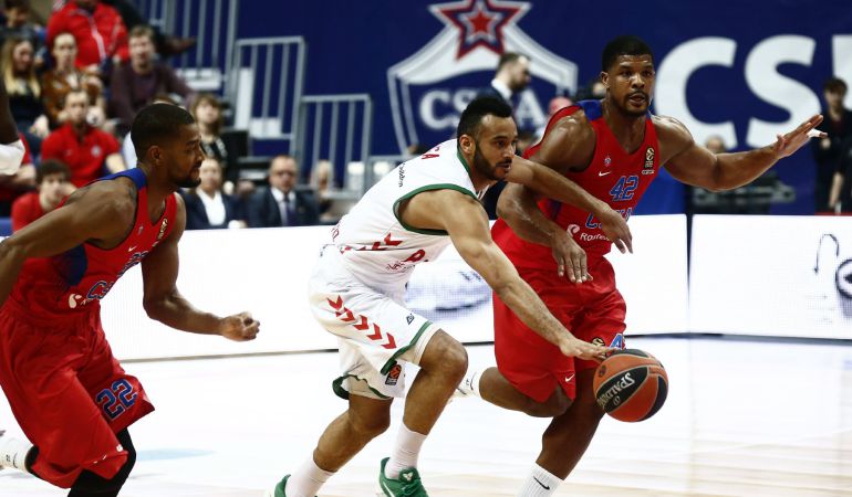 Hanga trata de conducir el balón ante las miradas de Higgins (izquierda) y Hines (derecha). Hanga trata de conducir el balón ante las miradas de Higgins (izquierda) y Hines (derecha).