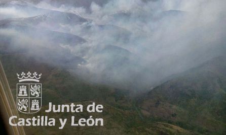 El fuego llega a 3 kilómetros de Peñalba, sin riesgo para el pueblo El fuego llega a 3 kilómetros de Peñalba, sin riesgo para el pueblo