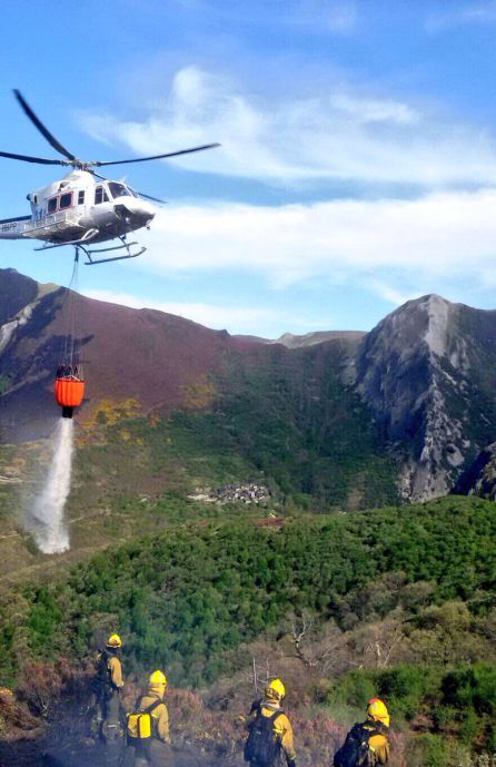 El fuego llega a 3 kilómetros de Peñalba, sin riesgo para el pueblo El fuego llega a 3 kilómetros de Peñalba, sin riesgo para el pueblo