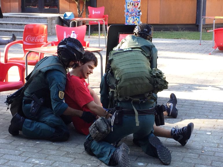 Miembros de los cuerpos de seguridad socorriendo a un joven durante el simulacro Miembros de los cuerpos de seguridad socorriendo a un joven durante el simulacro