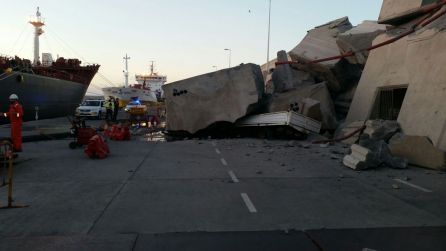 Un ferry choca contra el Puerto de La Luz en Gran Canaria Un ferry choca contra el Puerto de La Luz en Gran Canaria