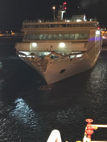 Un ferry choca contra el Puerto de La Luz en Gran Canaria Un ferry choca contra el Puerto de La Luz en Gran Canaria