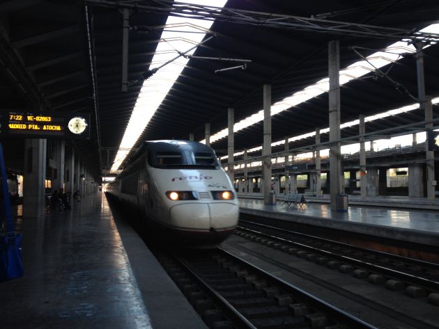 AVE entrando en la estación Córdoba Central AVE entrando en la estación Córdoba Central