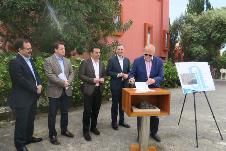 Firma del acta de replanteo de las obras en la urbanización Manzanera, Calp. Firma del acta de replanteo de las obras en la urbanización Manzanera, Calp.