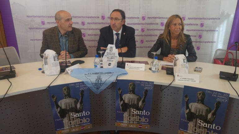 De izquierda a derecha Miguel Ángel Brugera, presidente de la asociación de vecinos, Alfonso Polanco, Alcalde y la concejal Carmen Fernández De izquierda a derecha Miguel Ángel Brugera, presidente de la asociación de vecinos, Alfonso Polanco, Alcalde y la concejal Carmen Fernández