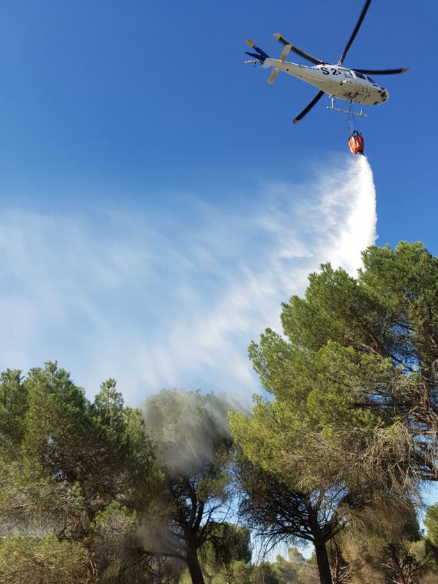 Uno de los helicópteros en la extinción del incendio Uno de los helicópteros en la extinción del incendio
