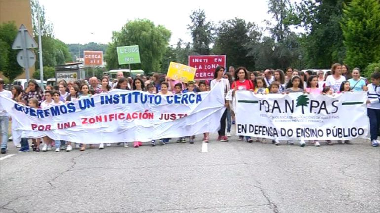 La Federación de Padres y Madres durante una protesta solicitando la modificación de la zonificación escolar de Vigo. La Federación de Padres y Madres durante una protesta solicitando la modificación de la zonificación escolar de Vigo.