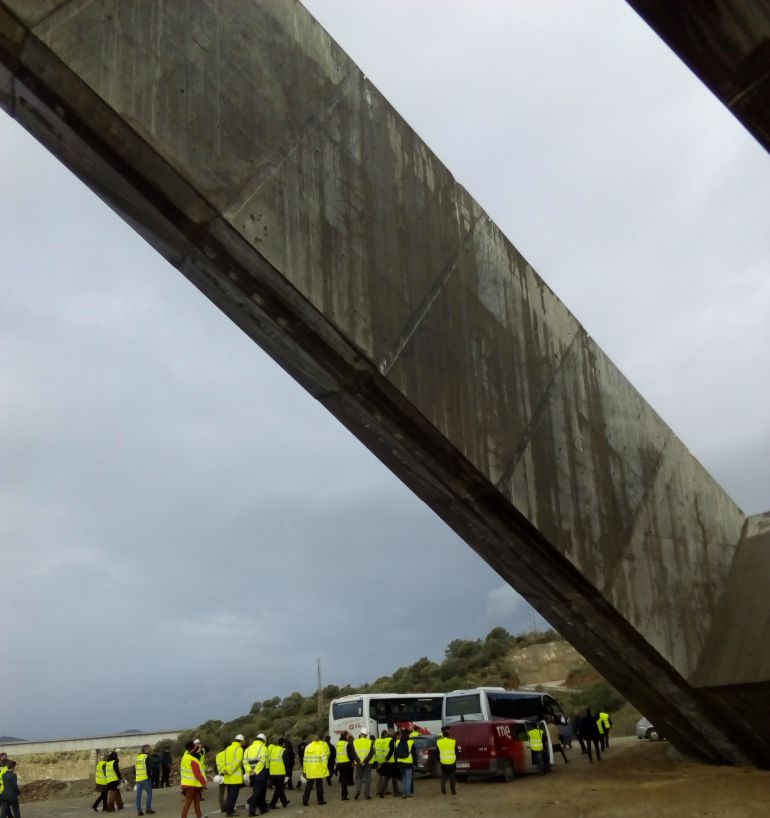 Imagen de la última visita del ministro de Fomento a las obras del AVE en el viaducto sobre el Almonte. Imagen de la última visita del ministro de Fomento a las obras del AVE en el viaducto sobre el Almonte.
