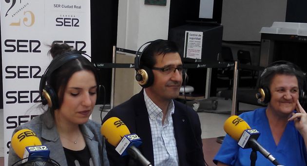 Jose Manuel Caballero, junto a nuestra compañera Gema Molina y Carmen, la trabajadora más antigua de la estación del AVE en la capital. Jose Manuel Caballero, junto a nuestra compañera Gema Molina y Carmen, la trabajadora más antigua de la estación del AVE en la capital.