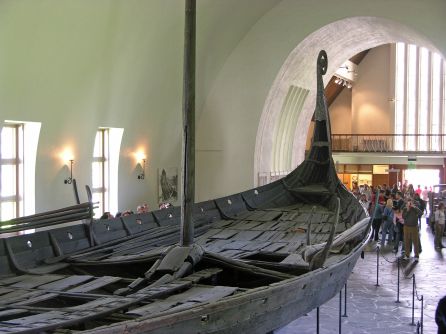 Típica embarcación vikinga Típica embarcación vikinga