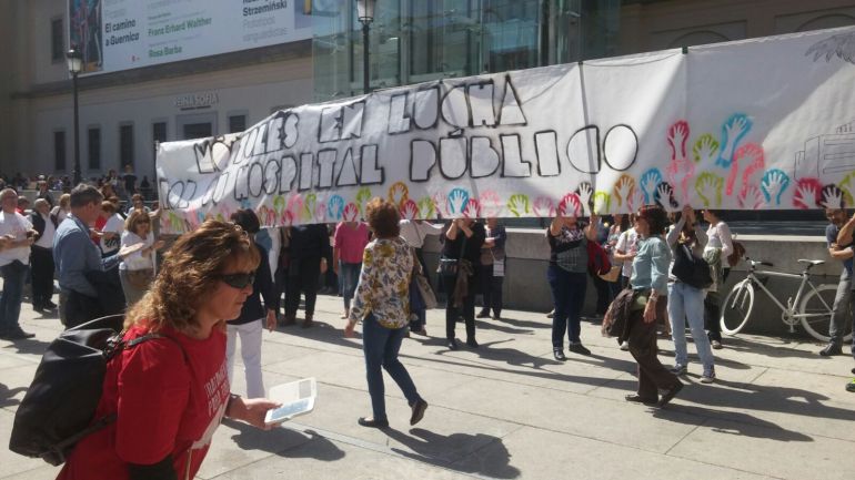Enfermeras del Doce de Octubre ejercen de traductoras ante la falta de personal Enfermeras del Doce de Octubre ejercen de traductoras ante la falta de personal