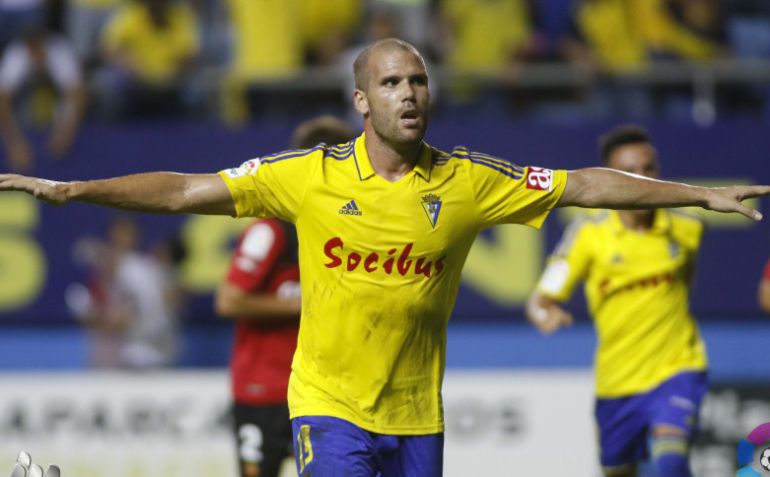 Ortuño celebra un gol con la camiseta del Cádiz Ortuño celebra un gol con la camiseta del Cádiz