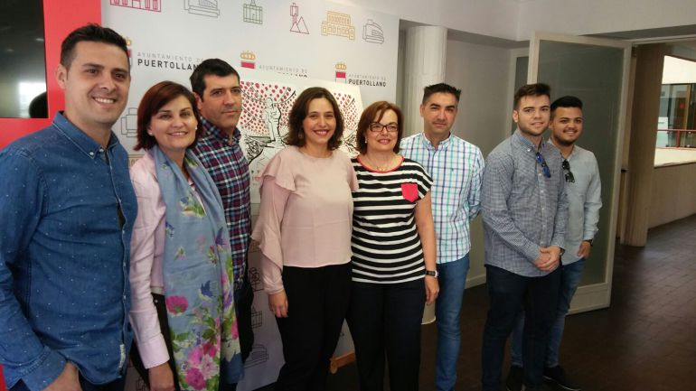 En el centro, la concejal de festejos Ana Muñoz, flanqueada por empresarios nocturnos y la pregonera de la Feria de Mayo, Graci Galán En el centro, la concejal de festejos Ana Muñoz, flanqueada por empresarios nocturnos y la pregonera de la Feria de Mayo, Graci Galán