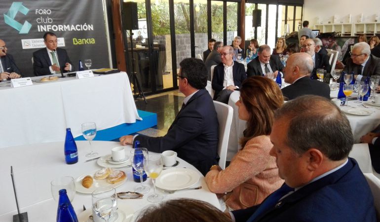 El presidente de la Confederación Empresarial Valenciana, CEV, Salvador Navarro, durante el coloquio ante empresarios alicantinos. El presidente de la Confederación Empresarial Valenciana, CEV, Salvador Navarro, durante el coloquio ante empresarios alicantinos.